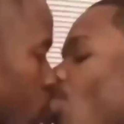 Homosexual gentlemen kissing 🧐