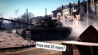Russian T-80 tank driver drifts in Mariupol