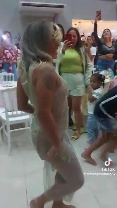 It's my daughter's birthday, but hey... LOOK AT ME!