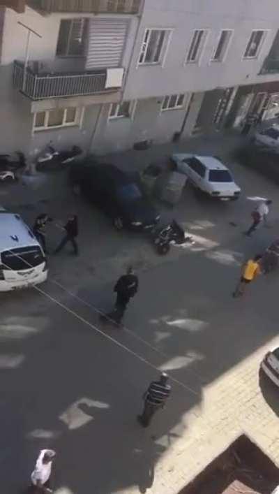 The man who is in the process of divorce tries to force his wife into a taxi, but the people on the street stop him.