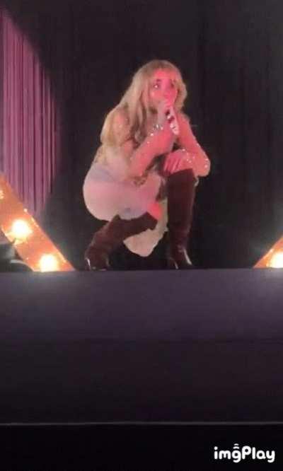 Sabrina Carpenter panty flash