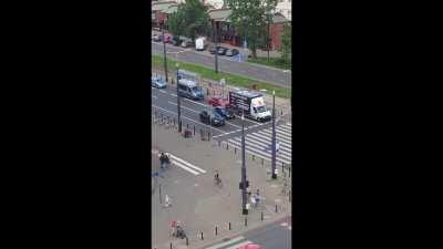 Ciężarówka wygłaszająca homofobiczne kłamstwa jeździ po Warszawie w obstawie policji