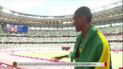 A entrevista do Alison dos Santos depois do bronze nos 400m com barreiras é a melhor coisa que você vai ver hoje