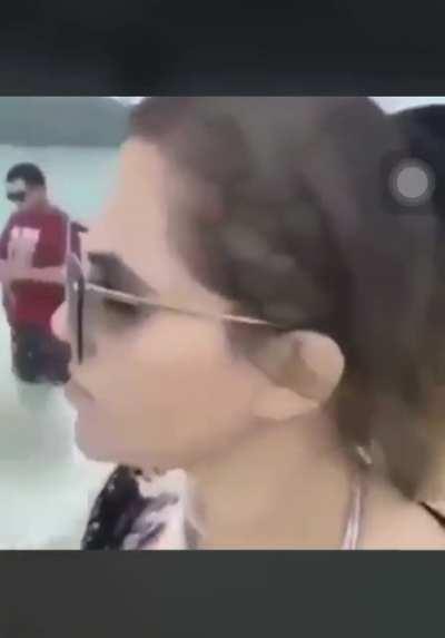 Muquinha e a loirinha no Arraial do Cabo