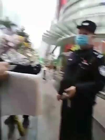 Guangzhou Police preventing people from carrying flowers and holding a public vigil for the victims of the recent Guangzhou vehicle attack
