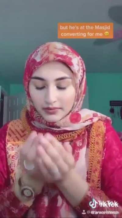 This Muslim is woman flexing about how she is getting Sikh men to convert to islam while “you’re trying to impress his mother in the gurdwara”. This disgusting behaviour is for all to open your eyes to some people’s true nature.