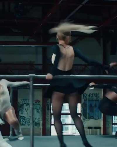 Ariana Grande has such a cute ass