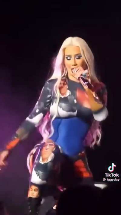 IGGY AZALEA is the hottest female artist of all times put some respect on her name 🌹🌹🌹