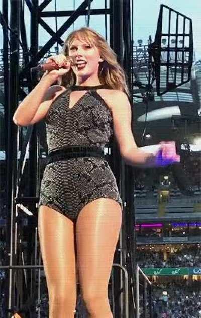 obsessed with Taylor's hot body