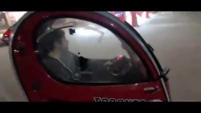 32 year old Toronto man who came to pick up a 15 year old girl ‘escapes’ in his tiny car when confronted