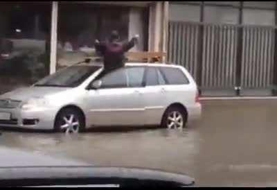 Как перейти дорогу во время наводнения