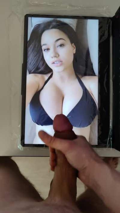 Massive tribute for Sofia Gomez