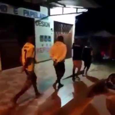 Ohh meu deus... eles só querem ir para casa seu pm