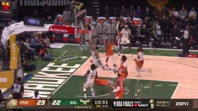 [Highlight] Giannis with the sweet spin move followed by the vanilla scoop layup