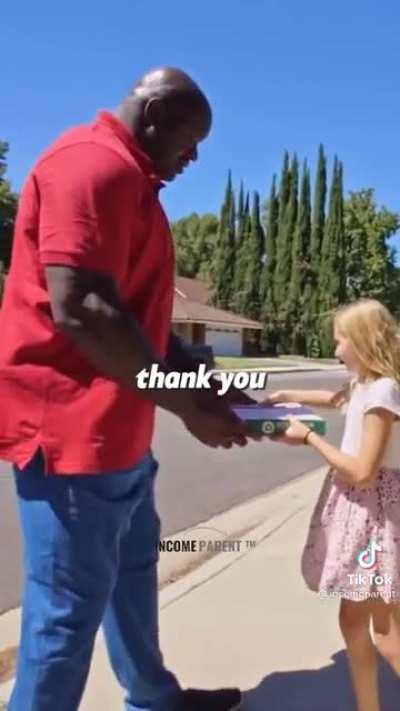 Shaq giving out free pizza
