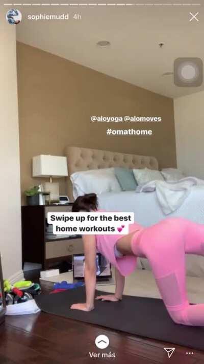 Small but delicious underboob and a plus