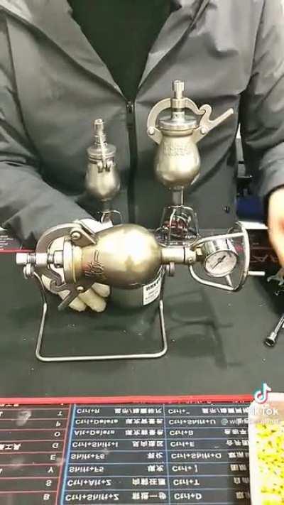 Азиаты по-своему готовят попкорн