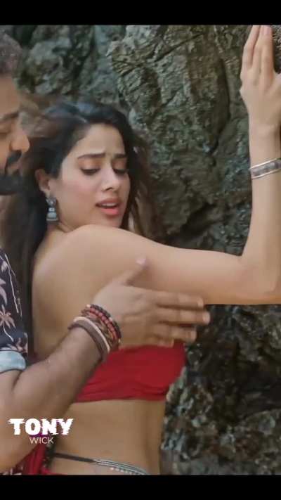 Janhvi Kapoor 🥵