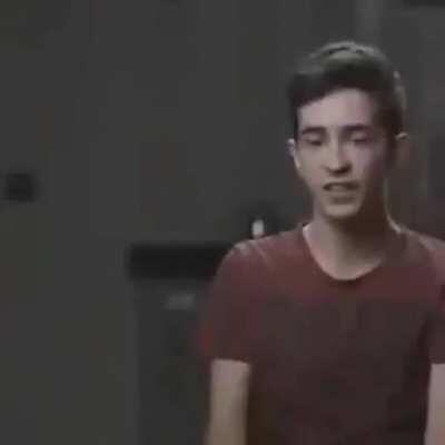 Bu çocuk konuşmasa da rap yapabiliyor.