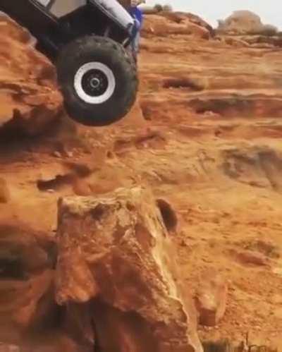 Skillful off-road driver save the car from rolling over