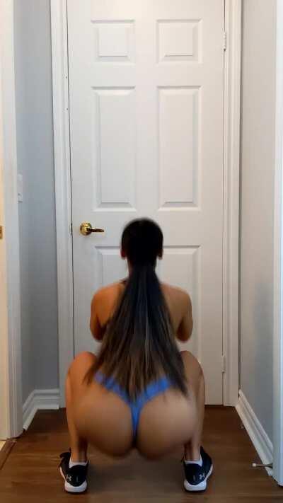 [GIF] Is this what the guys at the gym think about when they see me squatting?