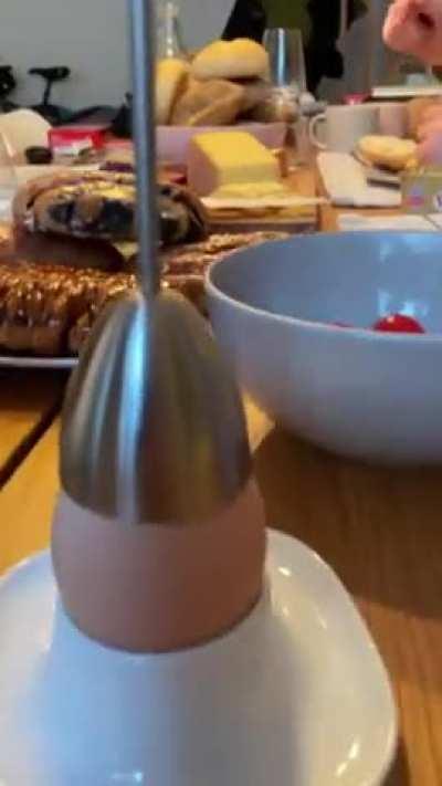The way this gadget cracks an egg