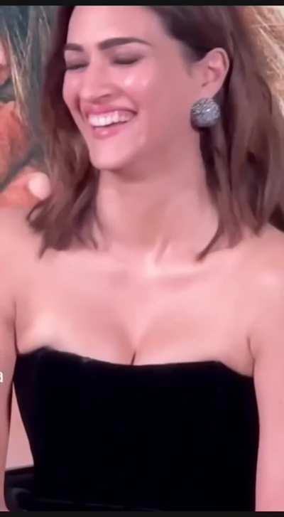 Kutti Sanon intentionally bending down and showing her Cleavage and Tits to excite audience. Randi ke tactics to dekho apne Flop Career ko bachane ke liye. Gutterchinaal Kutiya Saali abhi aur nangi hogi yeh Bhadwi