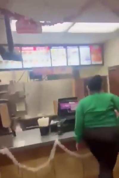 Lady fights with Popeyes workers because they got her food order wrong