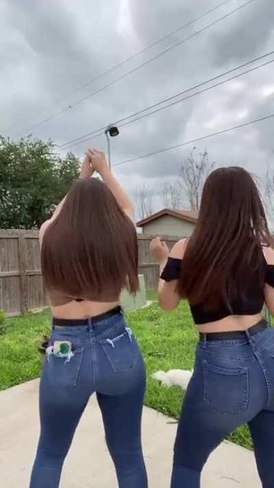 Mis Culonas Preferidas quiero que una Se Siente en mi Cara y otra en mi Verga y se vayan turnando de asiento hasta que me saquen toda la leche putas Culonas 🍆✊🏻💦💦💦💦💦💦🍑🍑