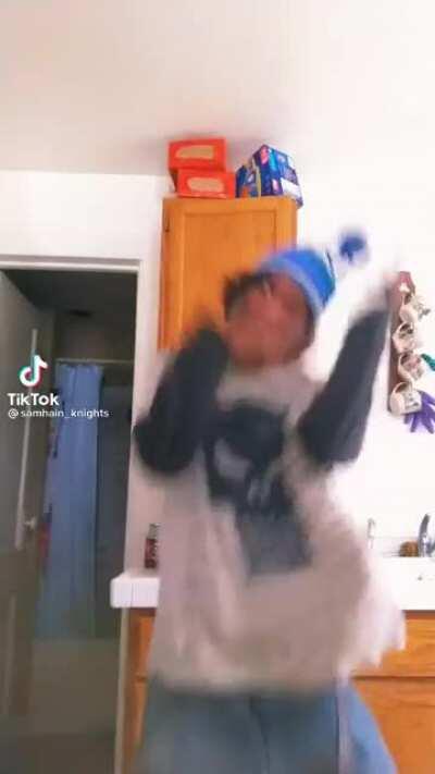 Dylan si ves esto el baila esa musica, no la pone alguien de fondo