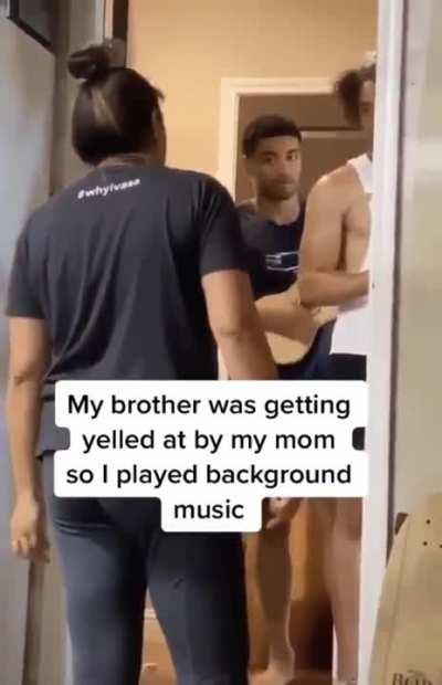 😂 Dudes brother does a song cover of SpongeBob background music while her mom yells at his brother