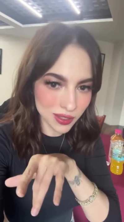 Story time de la vida de una cantautora pop en 2025