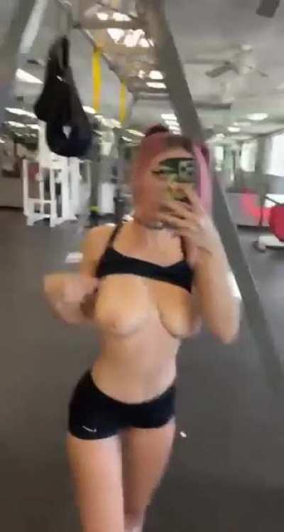 You catch me at the gym taking this…wyd?😈