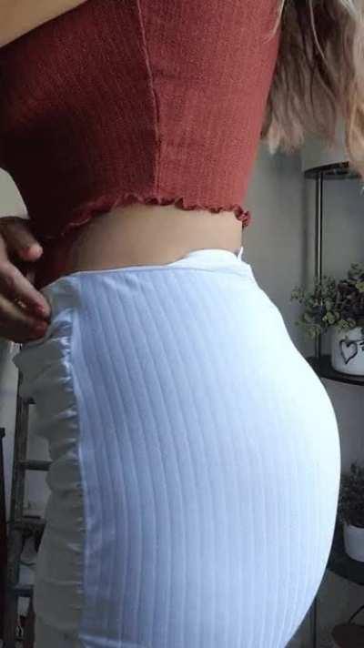 want to sneak right up this dress? 👉👌😉