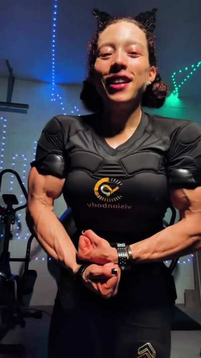 Carolyne Marquez ~ post Electric muscle stimulation suits training check . 2 years of EMS TRAINING , no traditional workouts for upper body(besides 1 exercise or 2 for mobility a week ) results
