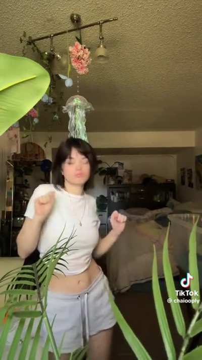 Her waist is insane 😍