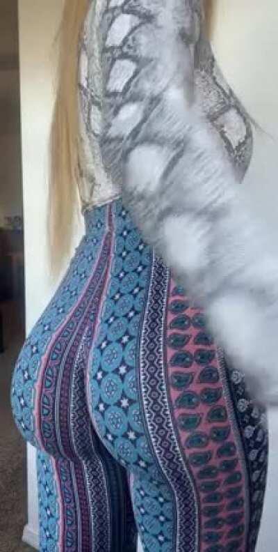 Slapping my ass in flares 🍑