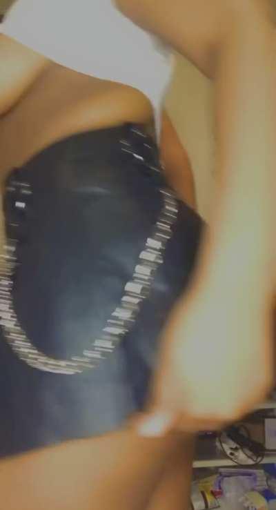 I would like to share what’s under my skirt🖤