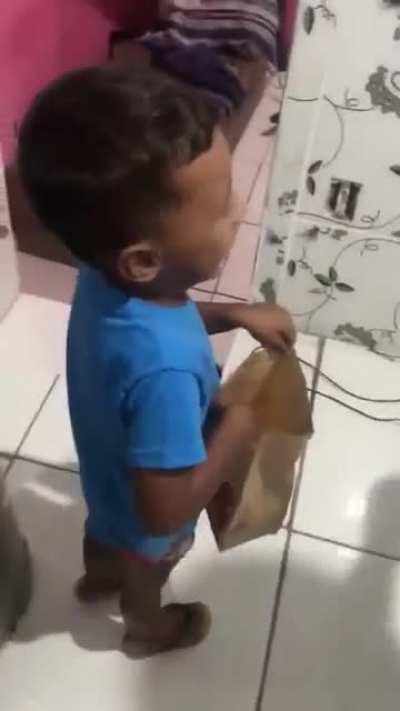 Que bonitinho, ele ficou todo feliz AYAYA