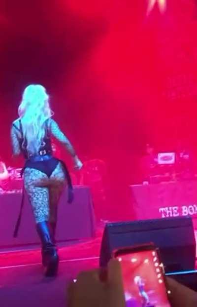 Dojacat with her amazing butt