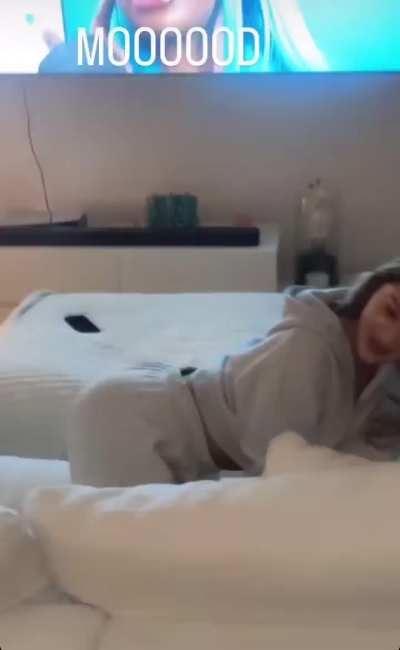 Zoe Jakaj showing off 🍑🍑