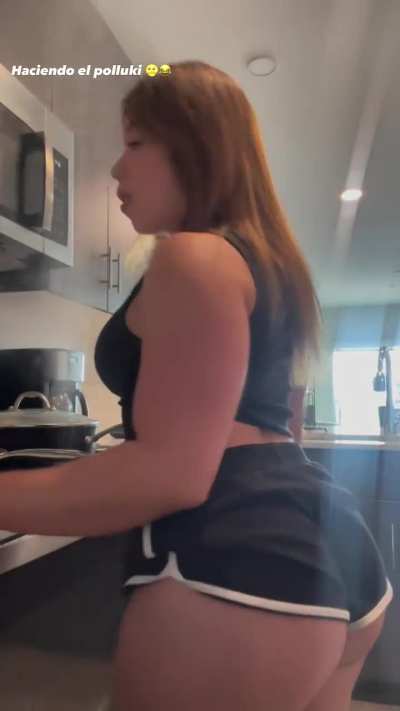 Pide a gritos un rapidin en la cocina siempre antojando asi ese qlote