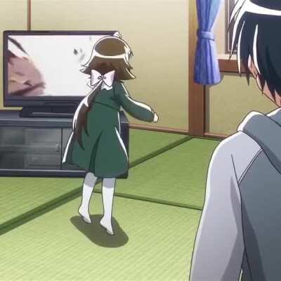 La mayoría de ustedes los domingos. En mi caso sería el de atrás que mira sin saber mucho 😂 (alguien sabe como se llama este anime?)