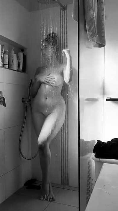 Shower in black & white