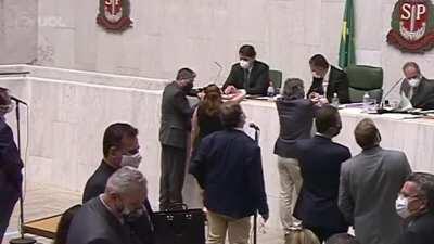 Deputada acusa deputado por assédio durante sessão da Assembleia de São Paulo: vídeo mostra Fernando Cury segurando Isa Penna por trás e a apalpando
