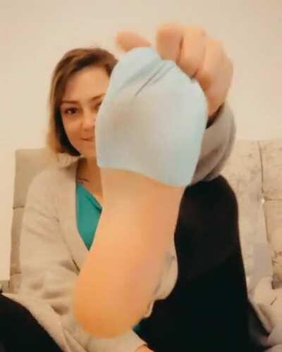 Hey guys I hope you had a good week & weekend 🥰 I finished work early today, time to remove my smelly sweaty socks! 😍👣