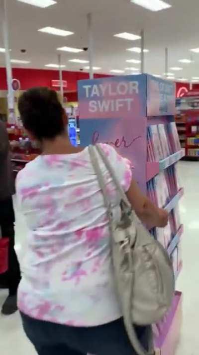 Me mass buying taylor's albums so she can debut on #1