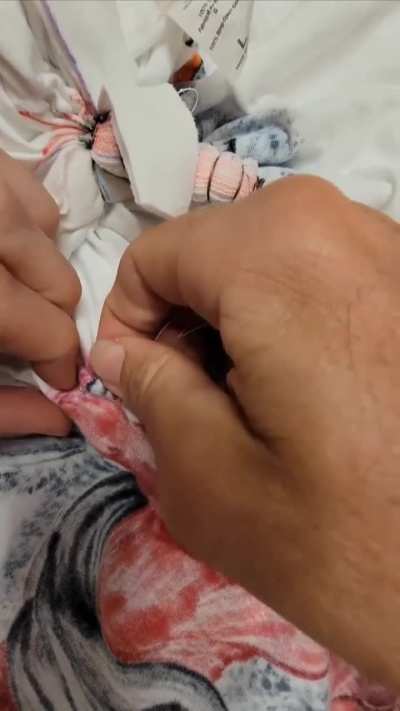 This man is a master of tie-dying 🤯