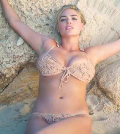 Imagine fucking Kate Upton missionary and have those huge tits bouncing