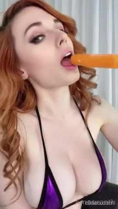 LAS RICAS MAMADAS QUE DA AMOURANTH EL CONTENIDO COMPLETO, LINK EN LOS COMENTARIOS!! APOYEN DANDO FLECHITAS ARRIBA!!